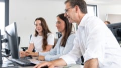 Landeshauptmann Markus Wallner hat sich auch schon mit der neuen Serviceplattform vertraut ...