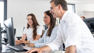 Landeshauptmann Markus Wallner hat sich auch schon mit der neuen Serviceplattform vertraut ...