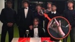 Gruppenbild mit eindeutig rechtsextremem Gruß
