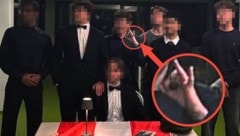 Gruppenbild mit eindeutig rechtsextremem Gruß