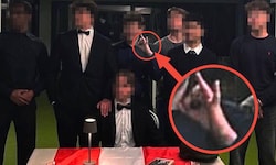 Gruppenbild mit eindeutig rechtsextremem Gruß