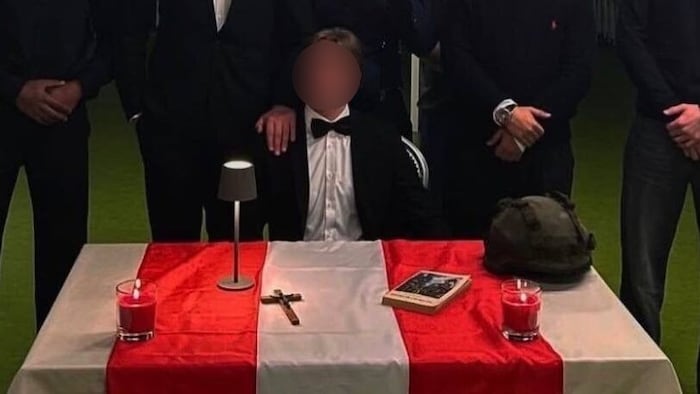 Verstörend ist auch das Setting mit Österreich-Flagge, Kerzen, Kreuz, Soldatenhelm und einem ...
