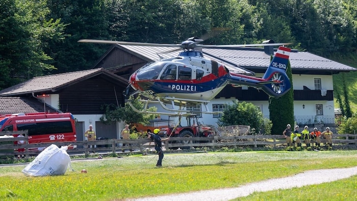 Feuerwehrleute wurden per Polizeihubschrauber auf den Berg gebracht.