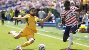 EPA/STEPHAN BRASHEAR Bei der WM war die Welt für Australiens Teamspieler Jacob Italiano (l. im Match gegen die USA) ...