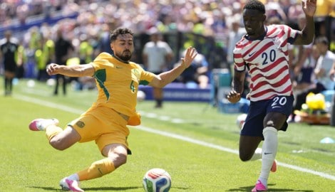 Bei der WM war die Welt für Australiens Teamspieler Jacob Italiano (l. im Match gegen die USA) ...