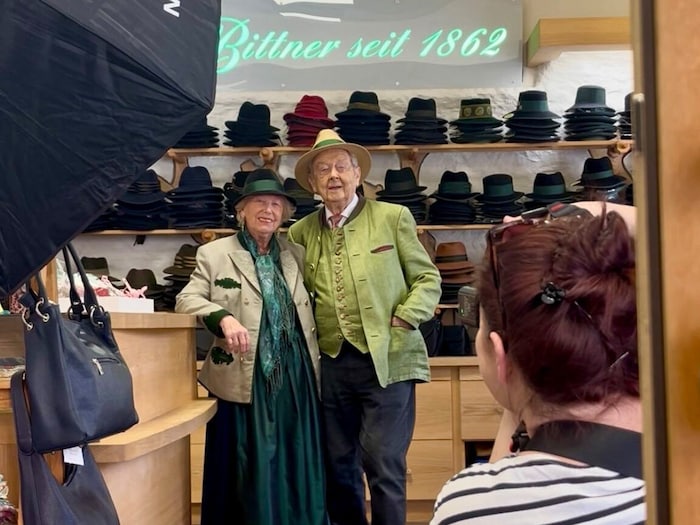 Eleganz in Tracht und Liebe kennen kein Alter