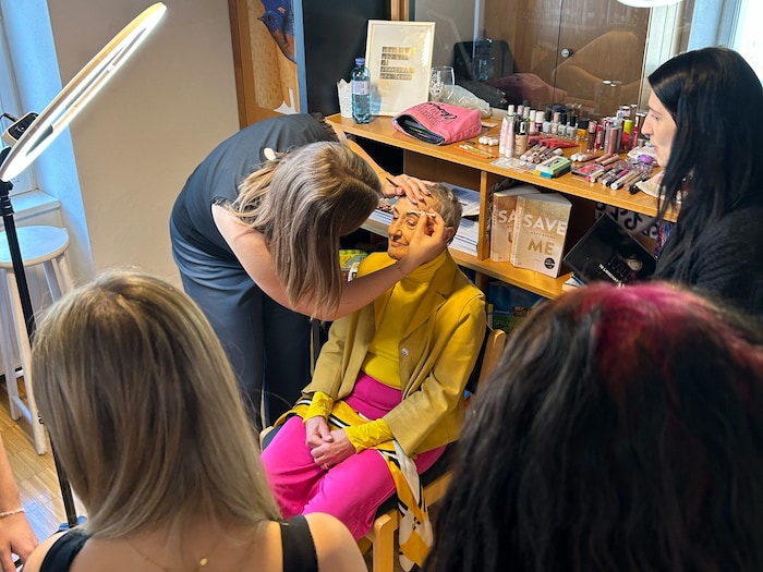 Schülerinnen der HLW haben beim Make-up geholfen