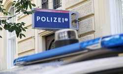 Von den beiden Verdächtigen, die den Taxifahrer attackiert haben, fehlt bislang noch jede Spur.