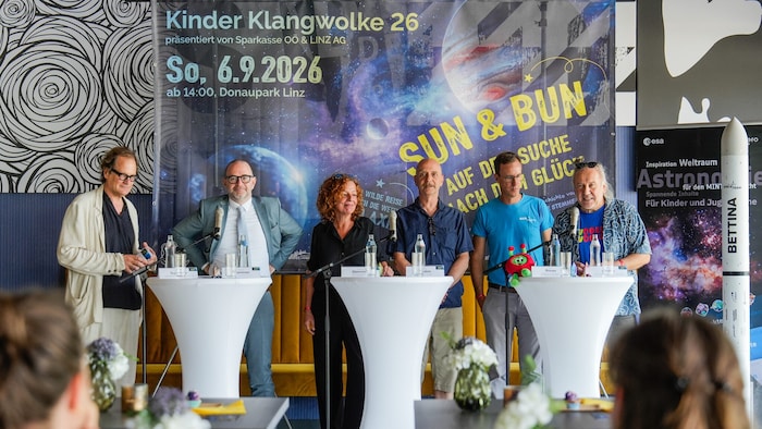 Von links: Norbert Trawöger (Intendant), Dietmar Prammer (Bürgermeister), Susanne Stemmer, Titus ...