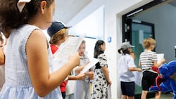 Kurz vor der Zeugnisverteilung leiden Schüler derzeit unter extremer Hitze in den ...
