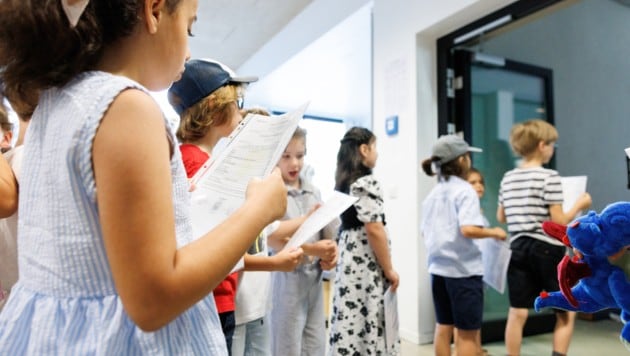 Kurz vor der Zeugnisverteilung leiden Schüler derzeit unter extremer Hitze in den ...