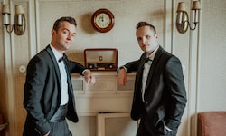Nils Strunk (li.) und Lukas Schrenk deuten seit Jahren erfolgreich klassische Stoffe neu.