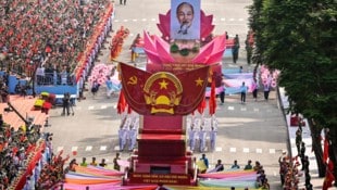 Paraden für Ho Chi Minh im früheren Saigon