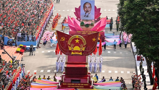 Paraden für Ho Chi Minh im früheren Saigon