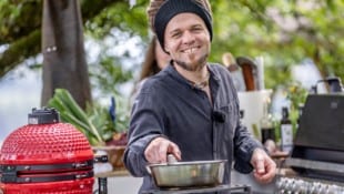 Siriuskogel-Wirt Christoph „Krauli“ Held startet ein Kochformat in einer Outdoor-Küche.