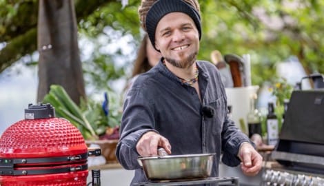 Siriuskogel-Wirt Christoph „Krauli“ Held startet ein Kochformat in einer Outdoor-Küche.