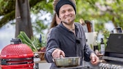 Siriuskogel-Wirt Christoph „Krauli“ Held startet ein Kochformat in einer Outdoor-Küche.