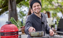Siriuskogel-Wirt Christoph „Krauli“ Held startet ein Kochformat in einer Outdoor-Küche.