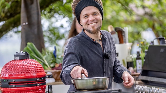 Siriuskogel-Wirt Christoph „Krauli“ Held startet ein Kochformat in einer Outdoor-Küche.