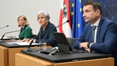 Justizministerin Anna Sporrer (SPÖ) flankiert von Beate Meinl-Reisinger (NEOS) und ...