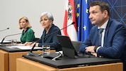 Justizministerin Anna Sporrer (SPÖ) flankiert von Beate Meinl-Reisinger (NEOS) und ...