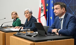 Justizministerin Anna Sporrer (SPÖ) flankiert von Beate Meinl-Reisinger (NEOS) und ...