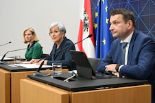 Von li.: Beate Meinl-Reisinger (Neos), Anna Sporrer (SPÖ) und Klaus Fürlinger (ÖVP)