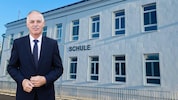 Albert Mayer baute die Schule mit dem Schwiegersohn-Architekten um. Laut Justiz war das alles ...