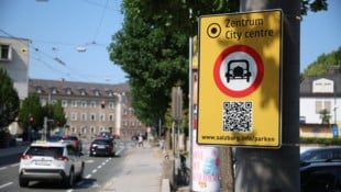 Die gelben Schilder informieren über die Sperre. Ab heute wird es zusätzlich Fahrverbots- tafeln ...