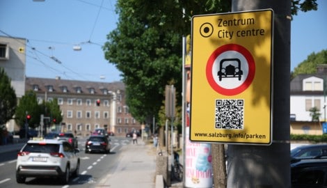 Die gelben Schilder informieren über die Sperre. Ab heute wird es zusätzlich Fahrverbots- tafeln ...