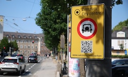 Die gelben Schilder informieren über die Sperre. Ab heute wird es zusätzlich Fahrverbots- tafeln ...