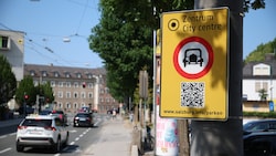 Die gelben Schilder informieren über die Sperre. Ab heute wird es zusätzlich Fahrverbots- tafeln ...