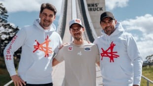 Nordisch-Chef Liegl (l.) und Material-Chef Balthasar Schneider (r.) begrüßen Ex-Weltmeister ...