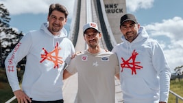 Nordisch-Chef Liegl (l.) und Material-Chef Balthasar Schneider (r.) begrüßen Ex-Weltmeister ...