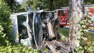 Der Kleinbus landete im Graben und überschlug sich.