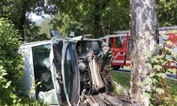 Der Kleinbus landete im Graben und überschlug sich.
