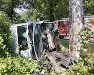 Der Kleinbus landete im Graben und überschlug sich.