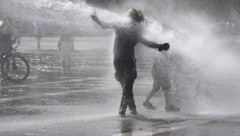 Am Heldenplatz in Budapest setzte die Polizei Wasserwerfer ein, damit sich die Menschen abkühlen ...