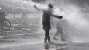 Am Heldenplatz in Budapest setzte die Polizei Wasserwerfer ein, damit sich die Menschen abkühlen ...