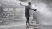 Am Heldenplatz in Budapest setzte die Polizei Wasserwerfer ein, damit sich die Menschen abkühlen ...