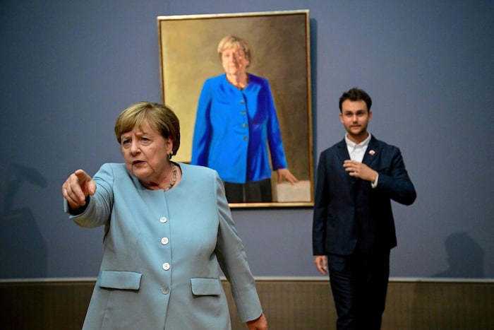 So ganz konnte sich die Altkanzlerin offenbar noch nicht mit ihrer Rolle an der Leinwand ...