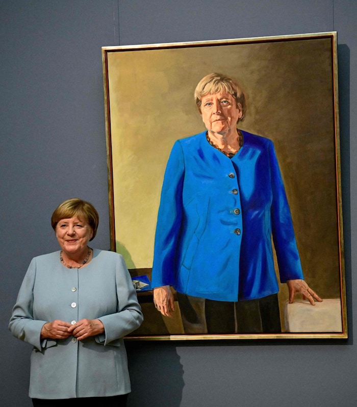 Am Bild selbst ist sie staatstragend, wie eh und je. zu sehen.