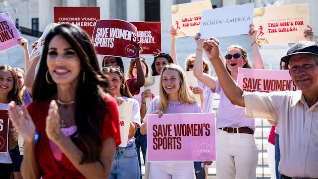 Demonstranten, die sich gegen Transgender-Sportler im Frauensport aussprechen, feiern die ...
