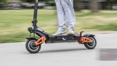 Immer öfter brettern Jugendliche mit astronomischen Geschwindigkeiten auf ihren E-Rollern durch ...
