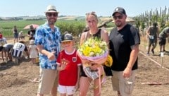 Family-City-Geschäftsführer Roger Seunig mit den Gewinnern des 2000 Euro Goldnuggets: Marvin und ...