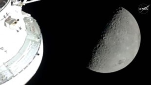 Landet bald ein Fußball auf dem Mond? (Symbolbild)