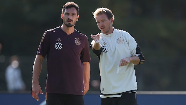 Da war er noch Teil des DFB-Teams: Mats Hummels im Oktober 2023 an der Seite von Julian ...
