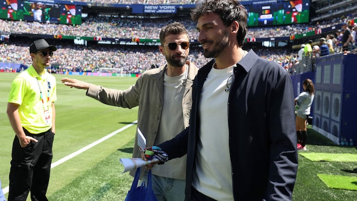 Mats Hummels (r.) arbeitet während der WM als TV-Experte gemeinsam mit Thomas Müller (l.).