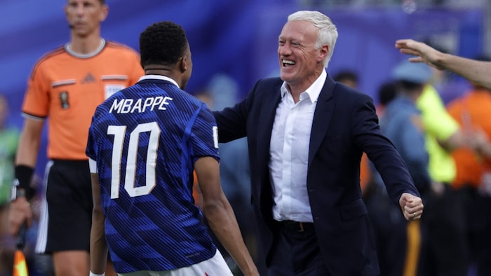 Mbappe umarmt Deschamps nach dem 1:0.