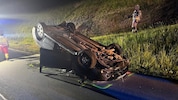 Der Ausritt mitten in der Nacht endete für den Pkw-Lenker und das Fahrzeug auf dem Dach.